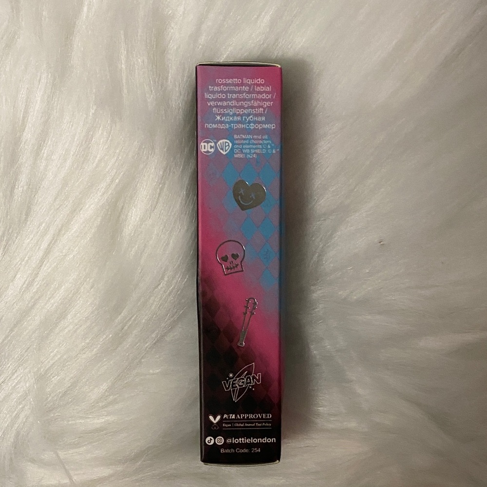 Lottie London Harley Quinn Transforming liquid Lipstick - from matte to glitter - Picture 2 of 11